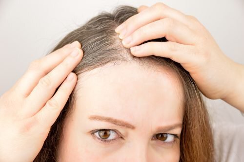  В хвощи очень много кремния, который укрепляет волосы и повышает его защиту против вредных факторов. Кроме того, он делает волоса гибкими, предотвращает ломкость и обеспечивает улучшение роста волос.-2