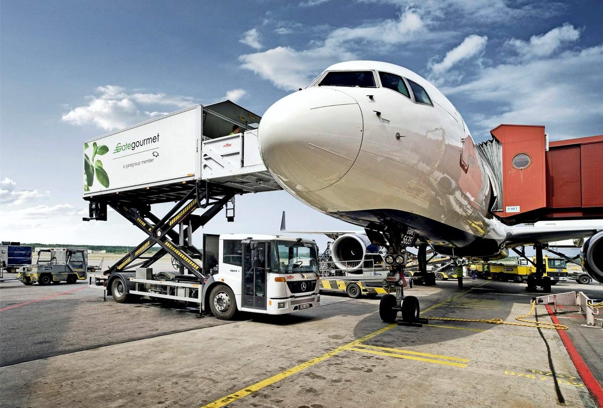 Gate Gourmet, основний підрозділ Gategroup, - одна з найбільших в світі транспортних кейтерингових компаній, що діє в аеропортах по всьому світу. Обслуговує рейси безлічі перевізників, серед яких British Airways, Virgin Atlantic, LATAM, Air Algérie, Air Canada, American Airlines, United Airlines, Qantas, Aerolíneas Argentinas, Avianca, Iberia, Air China, Air France, Delta Air Lines, Emirates, Thai Airways , Swiss, EasyJet, залізничного оператора Amtrak і є роботодавцем для 28 000 чоловік.