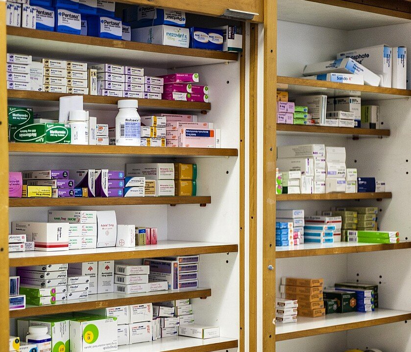 Аптеки валовая. Хранение лекарственных препаратов. Полки с медикаментами. Полки в аптеке. Хранение препаратов в аптеке.