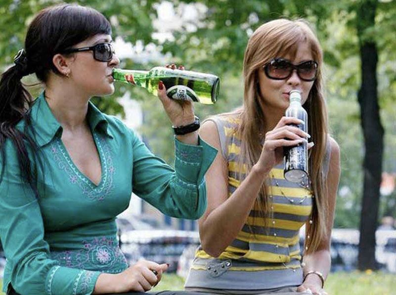 Пьющие подростки девочки. Курящие подростки девочки. Пьяные курящие женщины. Девушка с коньяком. Девушка пьет пиво.