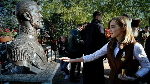 Наталья Поклонская поклоняется бюсту Николая II