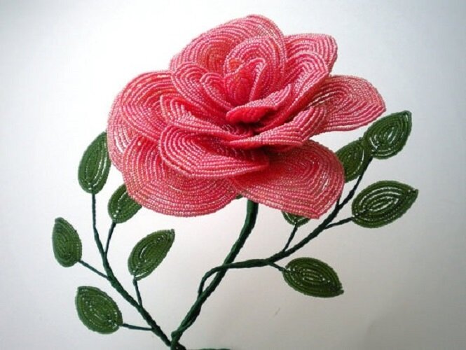 Сплести цветы бисером можно при помощи ограниченного набора бусин