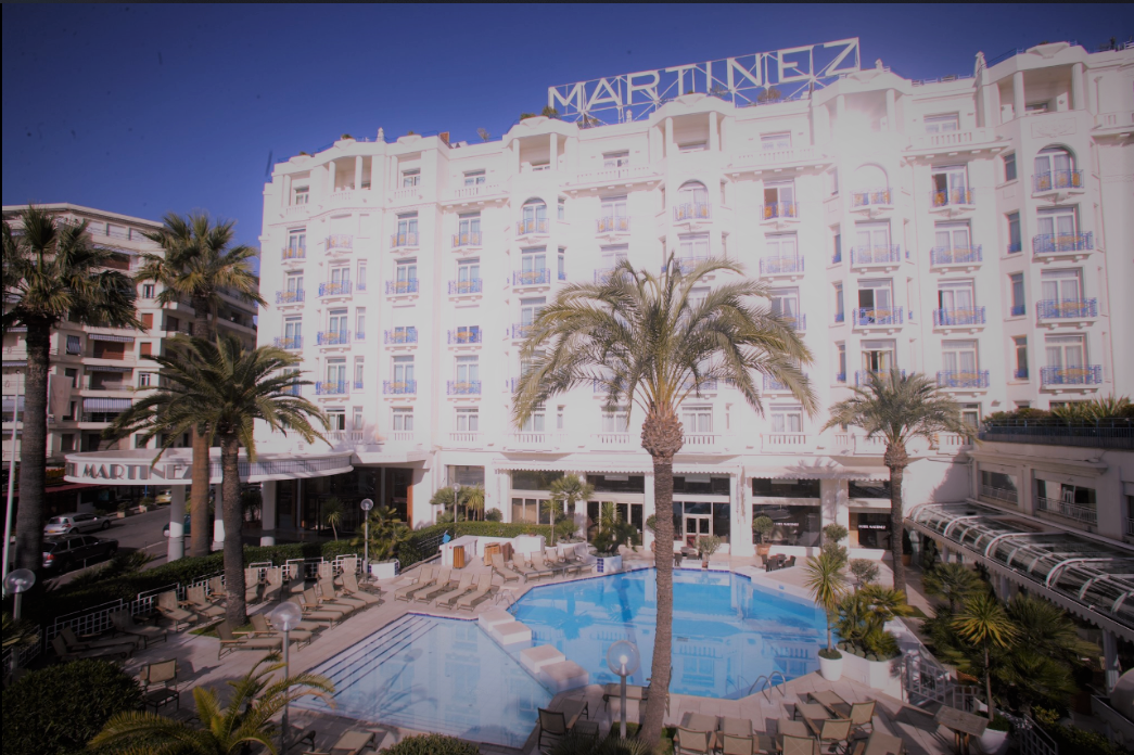 Grand Hyatt Cannes Hotel Martinez (Франция)
Grand Hyatt Cannes Hotel Martinez входит в список самых дорогих гостиничных номеров в мире . Этот 5-звездочный отель расположен на элитной набережной Круазет. Из окон открывается прекрасный вид на Средиземное море, в частности на Каннский залив. Отель включает в себя 409 замечательных номеров и 27 удивительных люксов. 