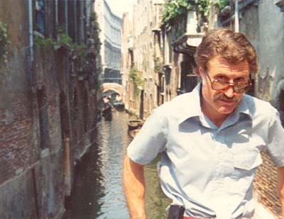 Карел был не бедным человеком, жалование старшего аналитика в ЦРУ позволяло ему много путешествовать по миру