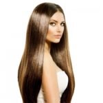 Преимущество  этого способа в том, что такое лечение волос в домашних условиях, не  требует покупки специальных препаратов. Укреплению темных волос и  сохранению их здорового блеска способствуют ополаскивания с добавлением  уксуса. Наши прабабушки мыли волосы щелоком, разведенной в горячей воде  золой. А потом ополаскивали их в воде, подкисленной уксусом. Вместо  уксуса можно использовать лимонную кислоту. Также для укрепления и  стимулирования роста темных волос служит отвар из травы крапивы  двудомной. Необходимо заварить сто граммов стеблей с листьями этого  растения в пяти литрах воды, настоять минут двадцать-тридцать и  использовать для ополаскивания волос.