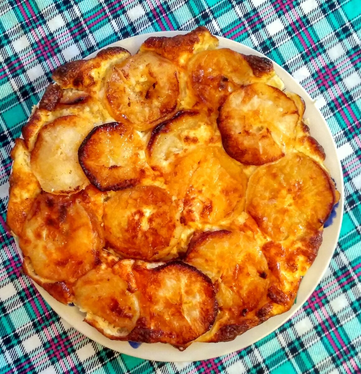 
Как выглядит омлет с яблоками – вы видите на снимках. А готовить, как говорится, проще простого. Эта порция на двоих. Надо 2 яблока, 3-4 яйца, чуть больше полстакана молока, немного сливочного масла, чайную ложку сахара, соль и щепотку корицы для аромата и лёгкой пикантности. Впрочем, можно и без корицы. Готовить можно и на сковороде и в духовке. Мы испробовали оба варианта – и тот и другой хороши. Впрочем, важное уточнение – на сковороде блюдо готовиться немного быстрее, так что если спешите – этот вариант для вас. На снимках – омлет, запечённый в духовке. Итак, чистим яблоки, удаляем сердцевину, и нарезаем дольками. Мы любим делать такими широкими блинчиками, а вообще, можно нарезать, как угодно – утренняя демократия на кухне.  Яблоки слегка обжариваем в сковороде на сливочном масле, и уже обжаренные посыпаем корицей. А теперь перекладываем их в форму для запекания, или оставляем в сковороде, и заливаем омлетной массой – взбитые венчиком молоко, яйца, сахар и соль по вкусу. Теперь в духовку на 10-15 минут. 
Всё, завтрак готов. Приятного аппетита!
Вкуснятина, скажу я вам, необыкновенная. А если к омлетику ещё и чашечку кофе, тогда утро точно становится добрым! 