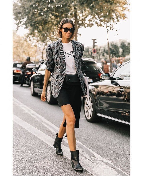 Легкое платьице из шифона и кружева? Казаки будут как раз в тему. Джинсы и рубашка с вышивкой? Казаки снова — идеальный вариант. Плиссированная юбка и женственная блуза? И снова 100-процентное попадание. У этих сапогов так много сфер fashion-применения, так что, поверь, они впишутся даже в вечерний образ.