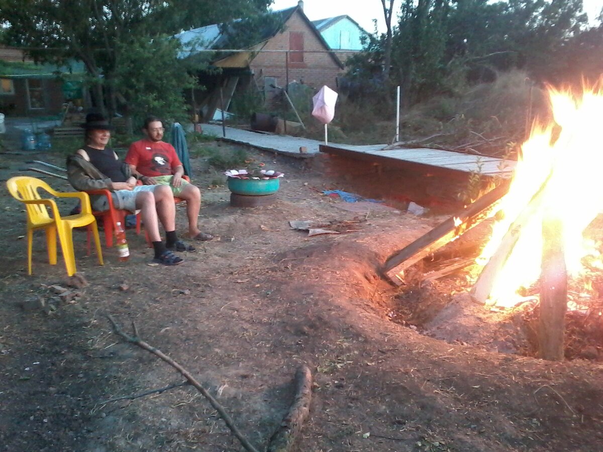 Минимум раз в год поём пионерские песни