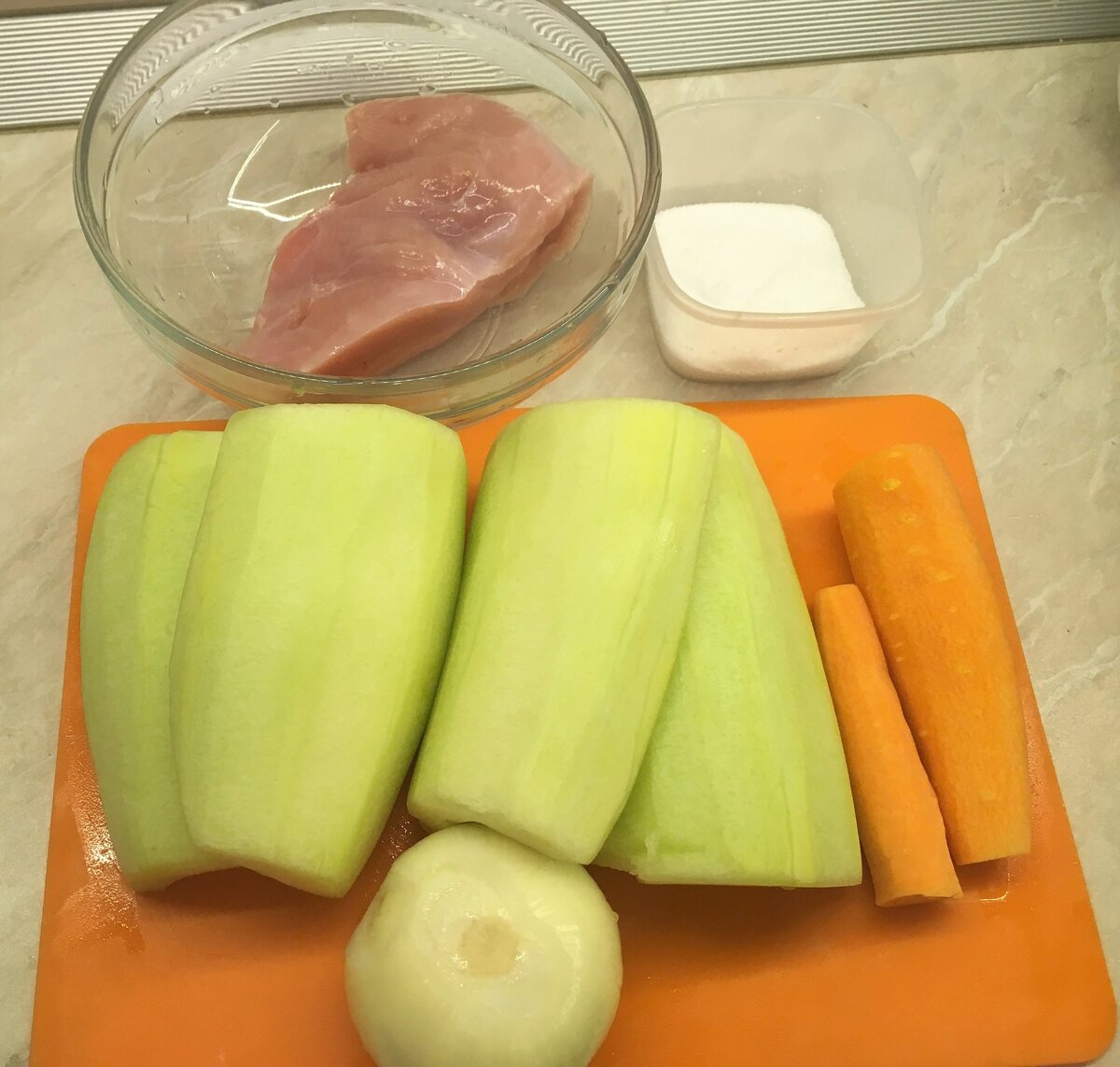 Очищаем овощи от кожуры.