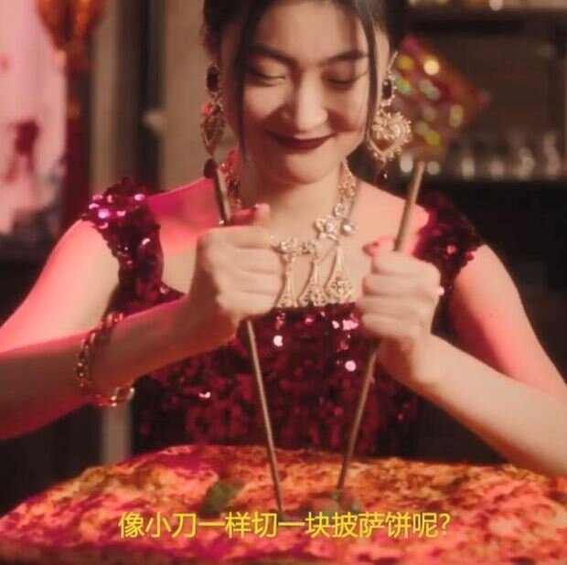 Китайская аудитория оскорбилась новой рекламой Dolce&Gabbana, в которой азиатская девушка в  одежде модного дома пытается есть итальянскую еду с помощью палочек, а закадровый голос комментирует ее неудачи. Итальянская марка тут же попала в немилость на фоне обвинений в расизме и укреплении стереотипов. Китайские модники начали массово отказываться от товаров бренда.