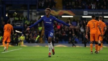 Фото: ESPN18-летний форвард после нескольких удачным матчей за «Челси» попал на карандаш скаутам топ-клубов. Как сообщает Daily Mail, интерес к Хадсону-Одои проявляет «Барселона», которая уже обхаживает игрока «синих». Также не против подписать молодого таланта «Бавария» и дортмундская «Боруссия».
