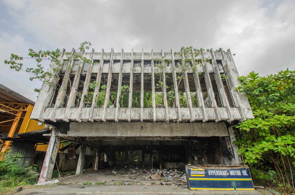 Один из множества брошенных домов.