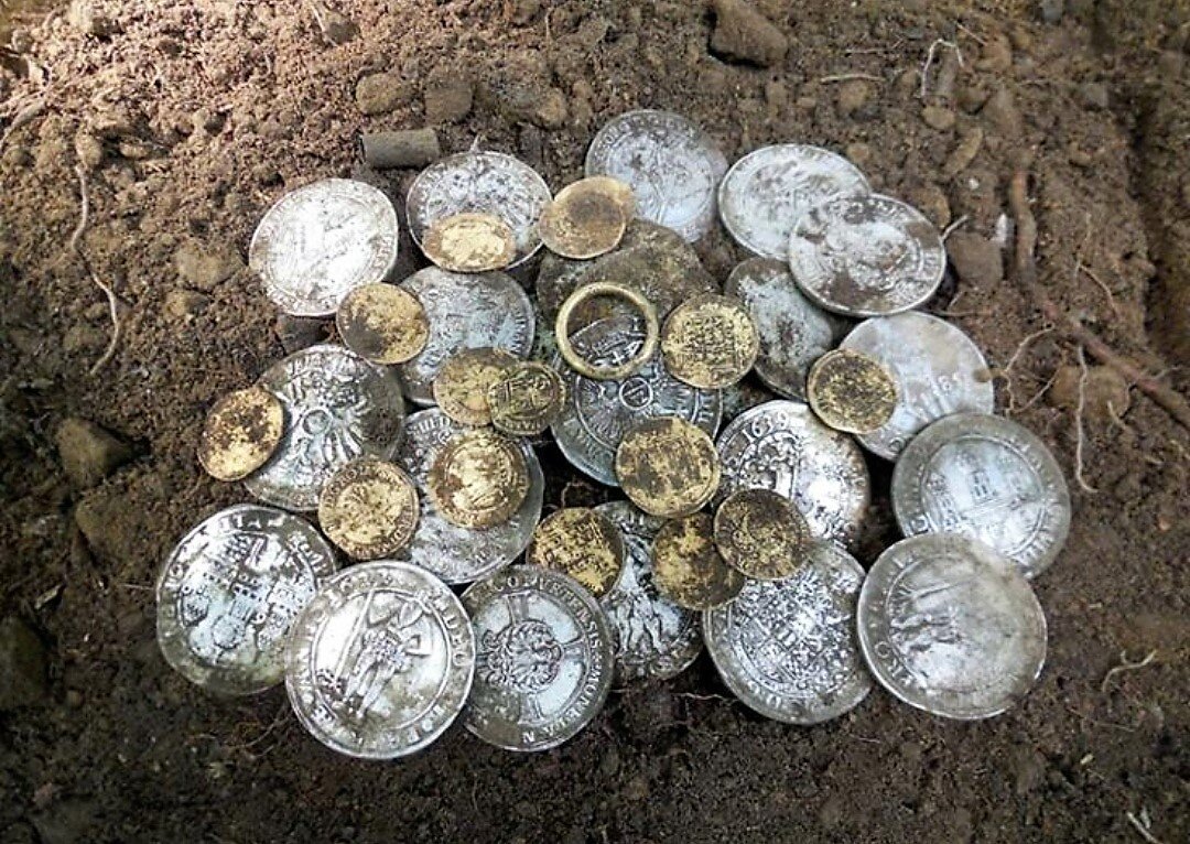 Звали его Антон, в простонародье Тоха, но он вообще не воспринимал сие плебейское имя, и откликался исключительно на Антуана)) А все потому, что считал он себя благородным потомком благороднейшего дворянского немецкого рода. О как! И был он очень образованным, начитанным и приятным внешне молодым человеком.. А еще, любителем маскировки...и немноооожечко нумизматом! Да, да, совсем чуть-чуть)) 
⠀
Собственно, с этим его хобби и были в последствии развиты таланты маскировки))  То ли дворянские корни, то ли любовь ко всему блестящщЭму, но что-то определенно с подвигло нашего дворянина стать искателем сокровищ! И на столько он вжился в роль этого искателя, что каждый раз отправляясь на "прииски" наряжался в спец костюм собственного дизайна, главными атрибутами которого были маска с прорезями для глаз, граната и револьвер "маузер" (бутафория естессно, но только тцццсссс!))..
И в таком виде ехал куда-нибудь подальше в лес на поиски сокровищ) 😁
К слову, история эта, приключилась как раз во время очередного такого культпохода. 
⠀
Был чудный летний день, ласково светило солнышко..бродя в одиночестве по лесу во всем своем обмундировании, забрел Антуан на красивейшую полянку. И все бы ничего, тихо так, спокойно, но только немой ужас застыл в отражении трех пар глаз устремленных на нашего рэмбо, который так же замер с открытым ртом и охреневшим взглядом уставившись на этих трех. А там "картина маслом" называется - должна была бы получиться шикарная фотосессия в стиле "ню", если бы не мужик в камуфляже..😄