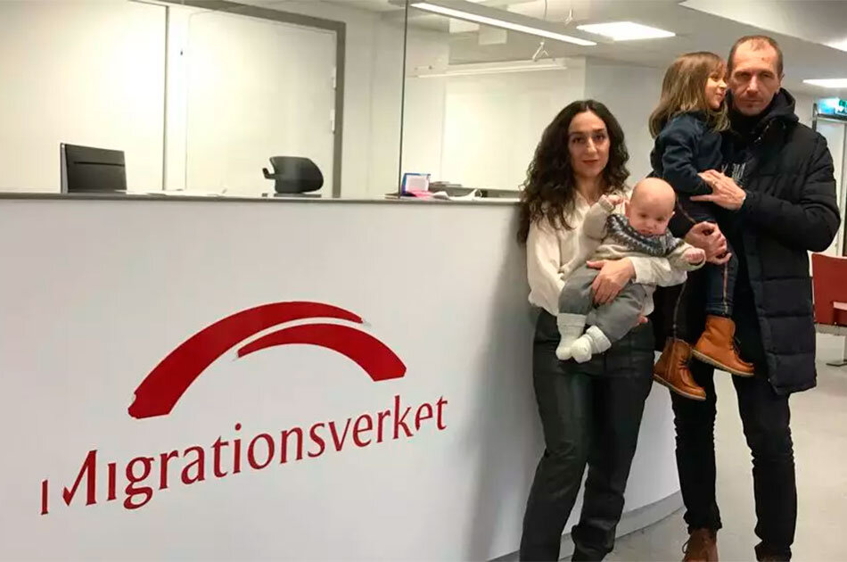 Алексей Кнедляковский и Лусинэ Джанян с детьми в Миграционной службе Швеции. Фото Elin Jönsson (SVT).