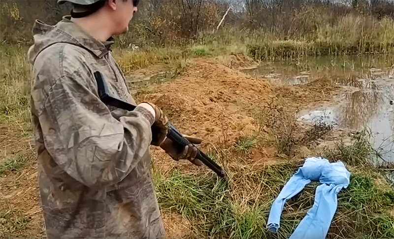 Выстрел солью с трех метров. В качестве мишени попа из кочанов капусты в джинсах.