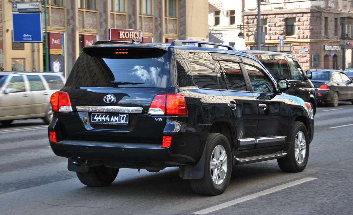 Черные номера с двумя буквами. Toyota Land Cruiser 200 ФСБ. Toyota Land Cruiser ФСО. Тойота ленд Крузер Министерство обороны. Тойота ленд Крузер номера ФСБ.