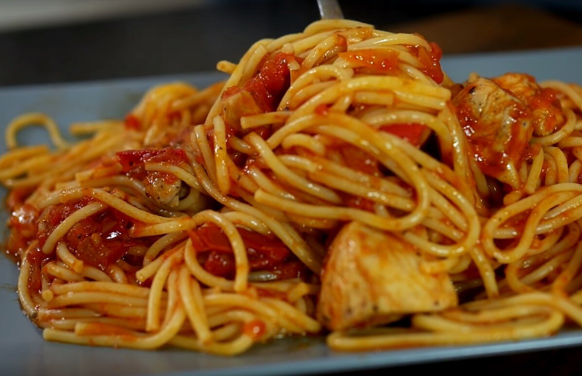 Спагетти с курицей в томатном соусе