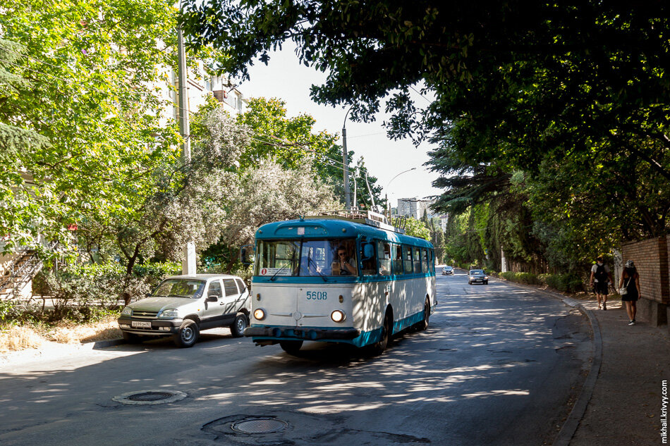 52 троллейбус алушта симферополь. Ялта Троллейбусная станция. Ялта троллейбусный вокзал. Троллейбусная линия Симферополь Ялта. 52 Троллейбус Крым.