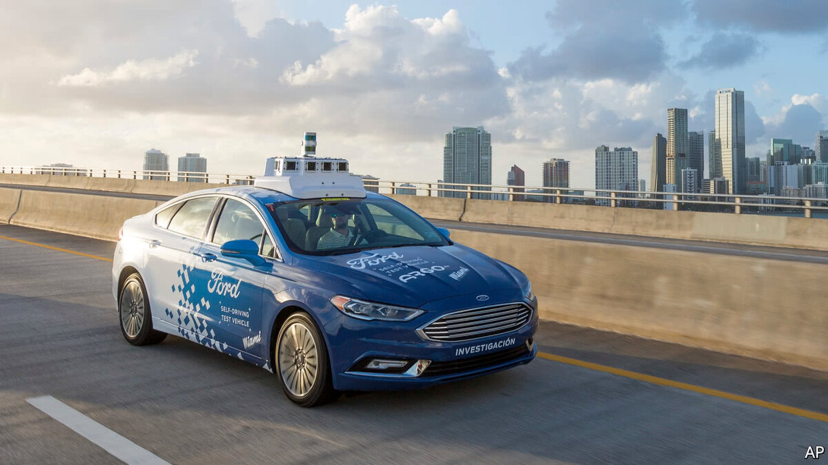 Беспилотный автомобиль с пилотом на водительском сидении