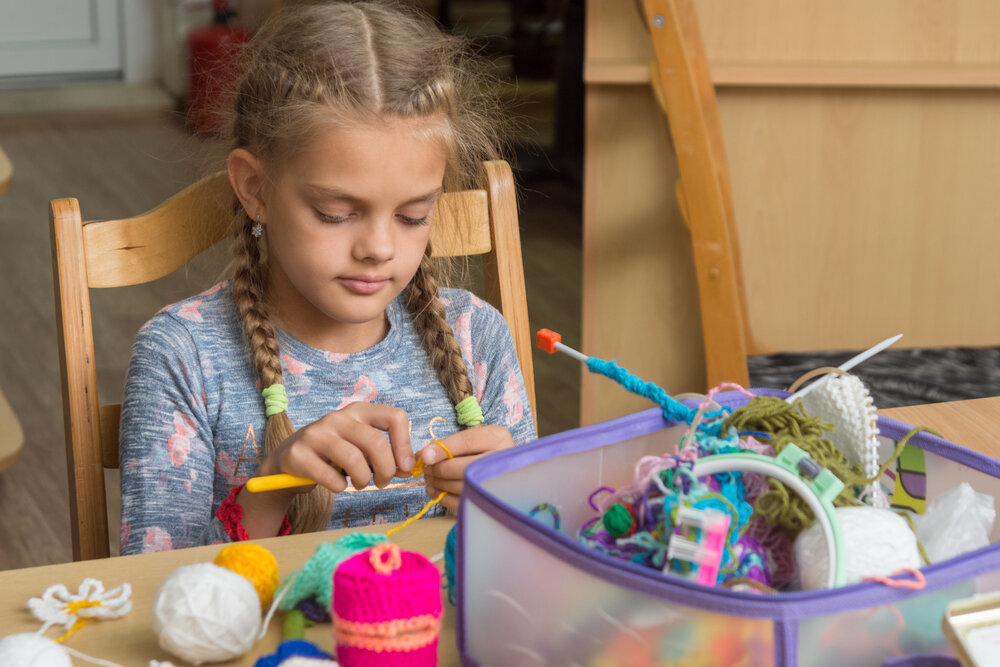 Игра в спицы. Вязаные развивающие игры для детей. Игра вязание. Связанная в игре. Связанные девочки.