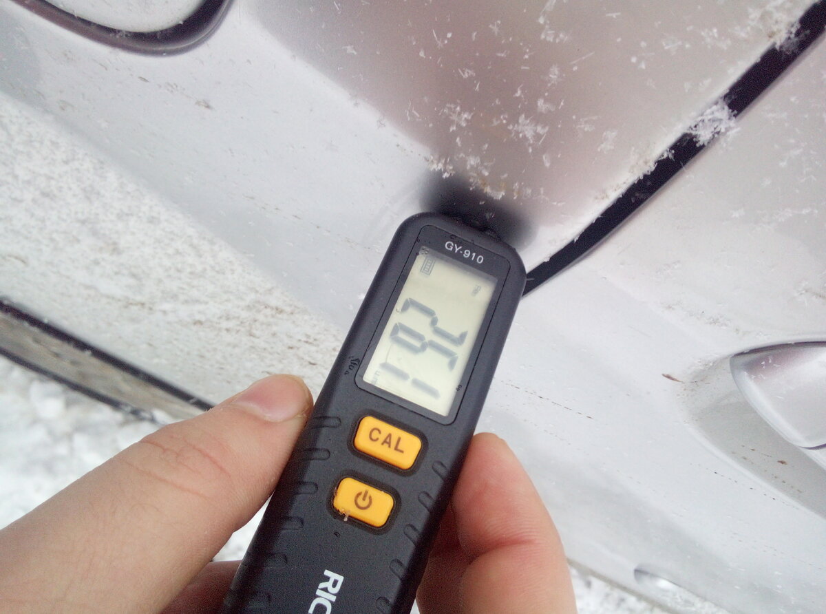 Передняя правая дверь указывает на явный окрас