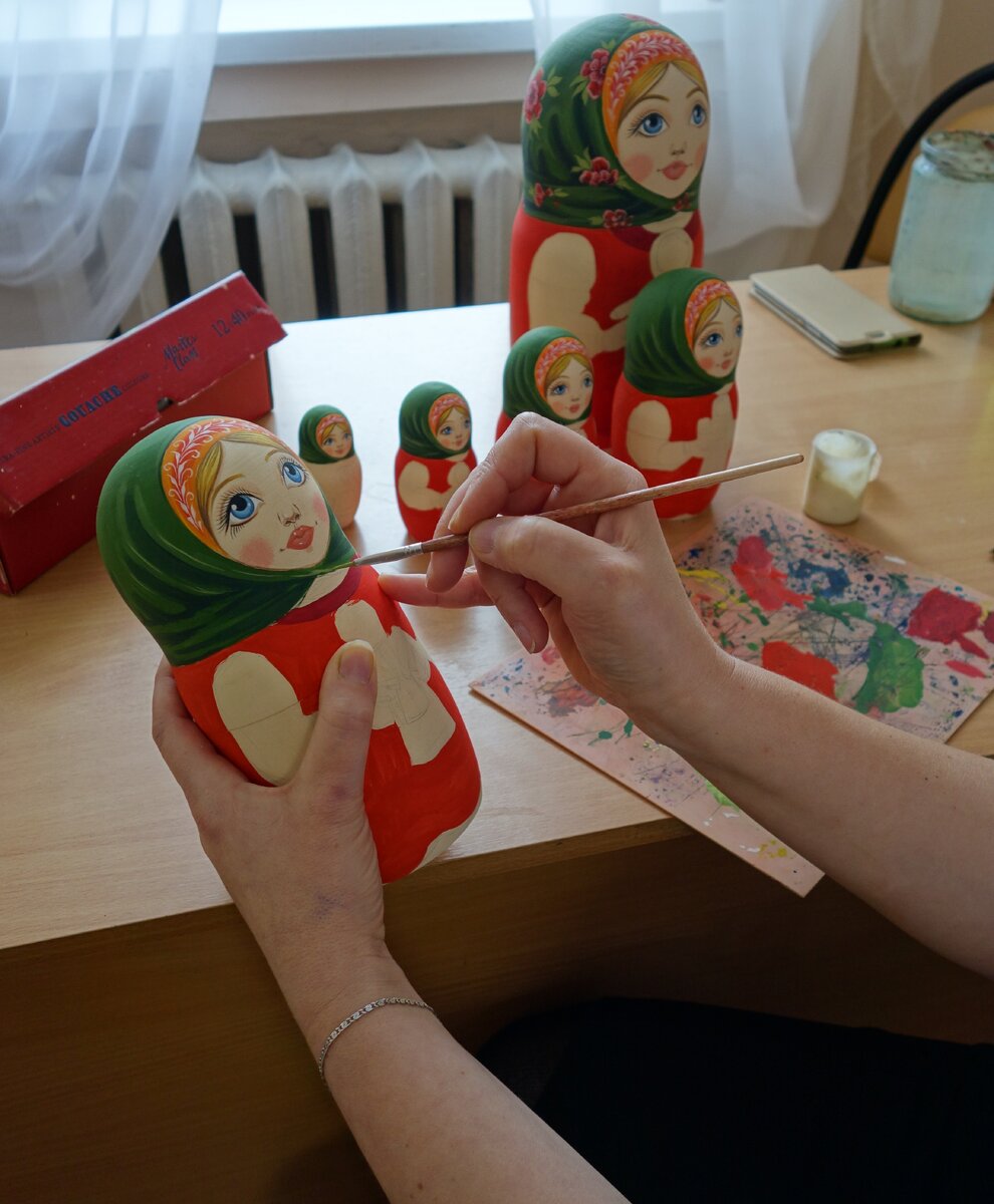 Глазки, носики, сарафанчики...
Прямо на ваших глазах руки нашего, пока ещё таинственного, мастера создают новый образ, который ещё долго будет радовать людей (backstage).
Точка на карте: пгт Вейделевка, Белгородская область, ул. Центральная, 24. 