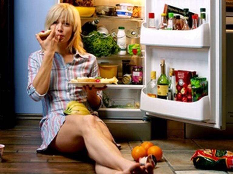 

Девчули дорогие! С прошедшим нас праздником еще раз. Цветите, дарите радость и улыбки всем. Думаю лучше поздно, чем никогда...  
Кто наблюдает за моим каналом, в курсе всех моих событий, изменений и т.д. Диета моя продолжается с конца января и мой результат -6 кг. При чем это совсем не строгая диета и даже не диета. Я учусь правильно питаться, и если бы я себе не позволяла лишнего, то результат был бы как минимум раза в два больше. Поэтому и написала про праздник живота. 8 марта мы ездили в гости в другой город, к родственникам, конечно было небольшое застолье. И хоть я и приучаюсь к правильному питанию, но я ехала и хотела съесть большой кусок мяса, желательно свинины и выпить немного вина. 

К моему удивлению на столе оказалось именно мясо. Свинина была не жирная, котлета на кости. Жирное мясо я и до диеты не любила. Но все волшебство заключалось в том, что я думала съем коня, а еле съела пару кусков. После конечно я об этом пожалела. Не зря нас учат взвешивать порции, видимо желудок уменьшился. А как правило насыщение приходит гораздо позднее. Сначала мы набиваем желудок до отказа, а потом нам плохо. 

Ну на счет вина я не переживаю, мне его нужно пару раз в год, пару бокалов. А на ПП конечно его нельзя, но ведь праздник. Слава богу он прошел и я продолжаю свое снижение веса. Впереди меня ждет потеря еще 8 кг как минимум. Ну а вам если интересно, иногда заглядывайте ко мне на канал. Буду рада всех видеть. 

P.S. Все в наших руках и вы должны сами решить, что для вас важнее. Хотите носить то что на вас налезет или то что нравится?