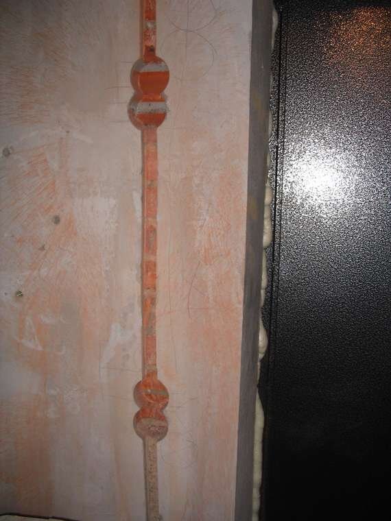 Подрозетники в кирпичной стене, без сколов и трещин, ровные края