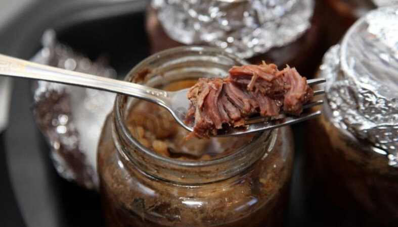 Все производители тушенки экономят на мясе.