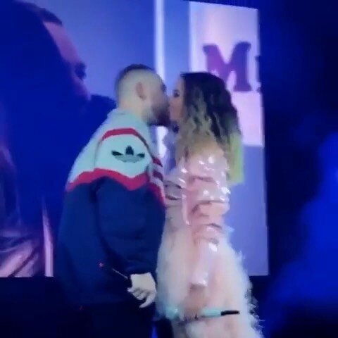 Бузова целуется с репером  Лёшей Свиком на концерте в Мытищах.