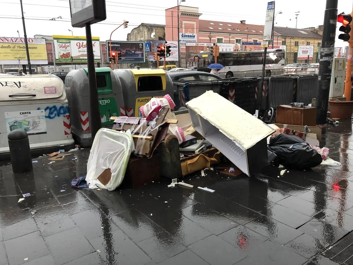 Грязные города европы. Неаполь грязный город. Неаполь самый грязный город. Самые грязные города Европы. Неаполь самый грязный город Италии.