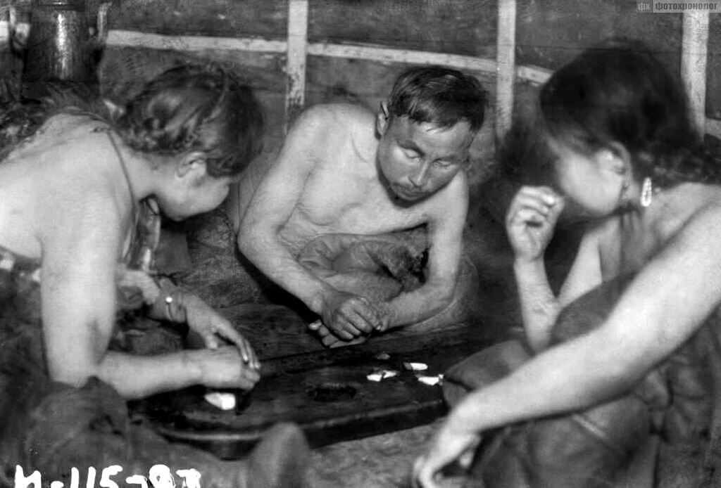 Семья эскимоса Аляляуна (поселение Имтук). Чукотский автономный округ. 1927-1929