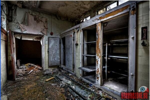 На фото - морозильные камеры для хранения трупов. 