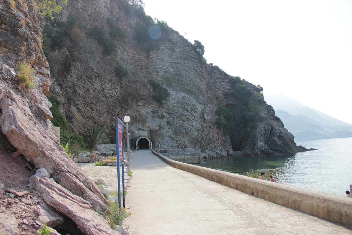 Этот туннель ведет к пляжу Каменово