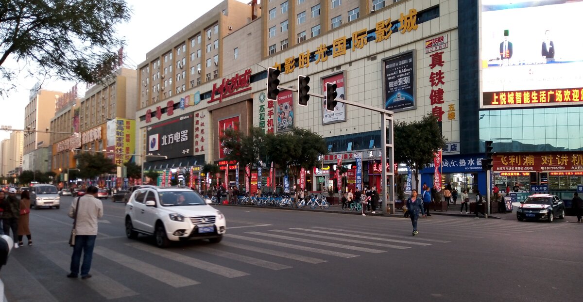 Машины едут, люди идут. Датун, Китай.