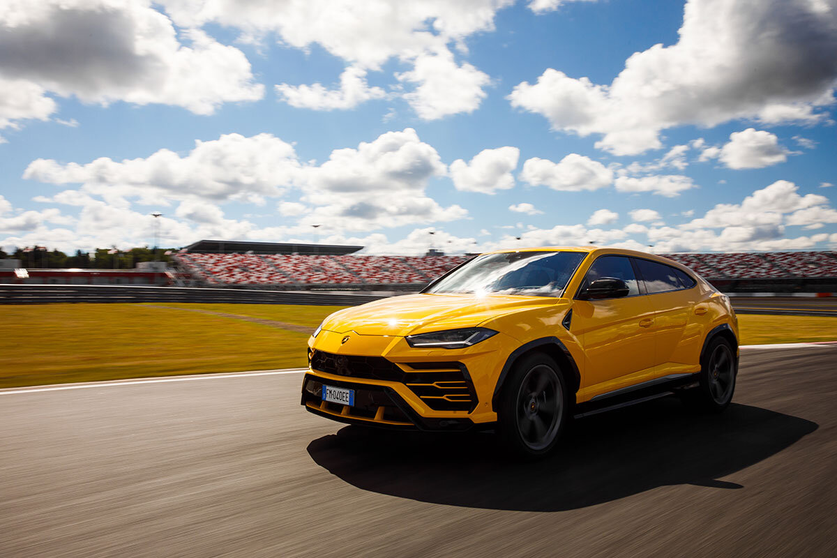 Сегодня, по прошествии полутора десятилетий после фактического рождения сегмента SuperSUV, 5,2 секунды до сотни, которыми поражала публику топовая 521‑сильная версия первого поколения Porsche Cayenne, кажутся более чем заурядным показателем. За это время своеобразная «Голубая лента» мира кроссоверов как в плане мощностных, так и динамических характеристик сменила множество владельцев: Porsche, BMW, Mercedes, Bentley... Теперь пришло время Lamborghini.