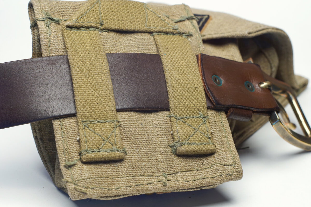 Такие ремни выдержат вес человека. Жёсткая "спинка" придаёт сумке противоударные свойства.