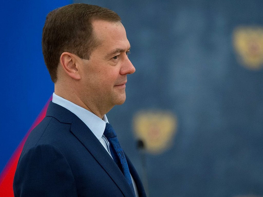  Вот господин Медведев в очередной раз порадовал новой государственной программой. Отныне будут развивать село. И направляют на реализацию программы триллионы рублей.