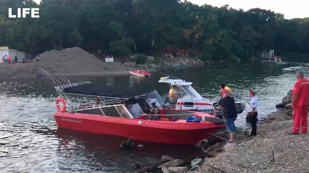 Туристический катер в Черном море