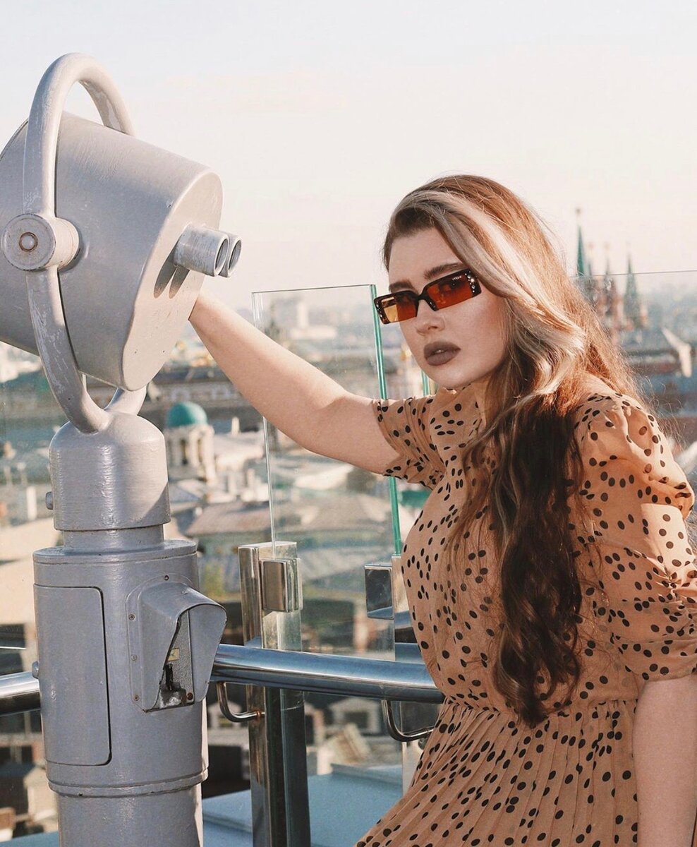 Последние годы я стала фанатом марки Vogue Eyewear. Покупаю обычно на Lamoda, там выходит дешевле. Иногда заказываю на Asos.com. Обычно беру без держателей носоупоров, потому что вечно их ломаю или цепляю (по этой же причине редко ношу люксовые). 