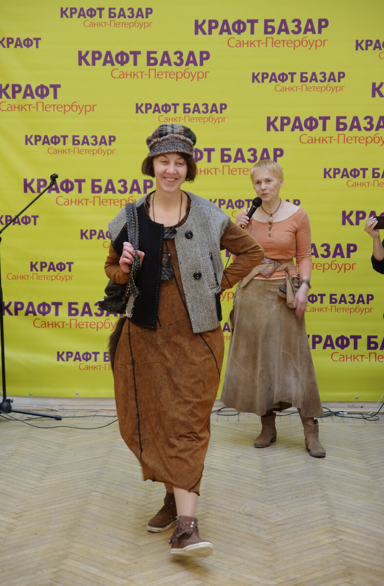 В образе задорного Гавроша -   куратор  нашей выставки   Наталья Меренцева.