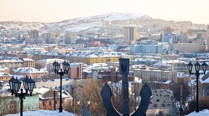 Мурманск – уникальный город в России. Его особенность в расположении за полярным кругом. По количеству населения и уровню инфраструктуры Мурманск — самый большой в своём регионе.