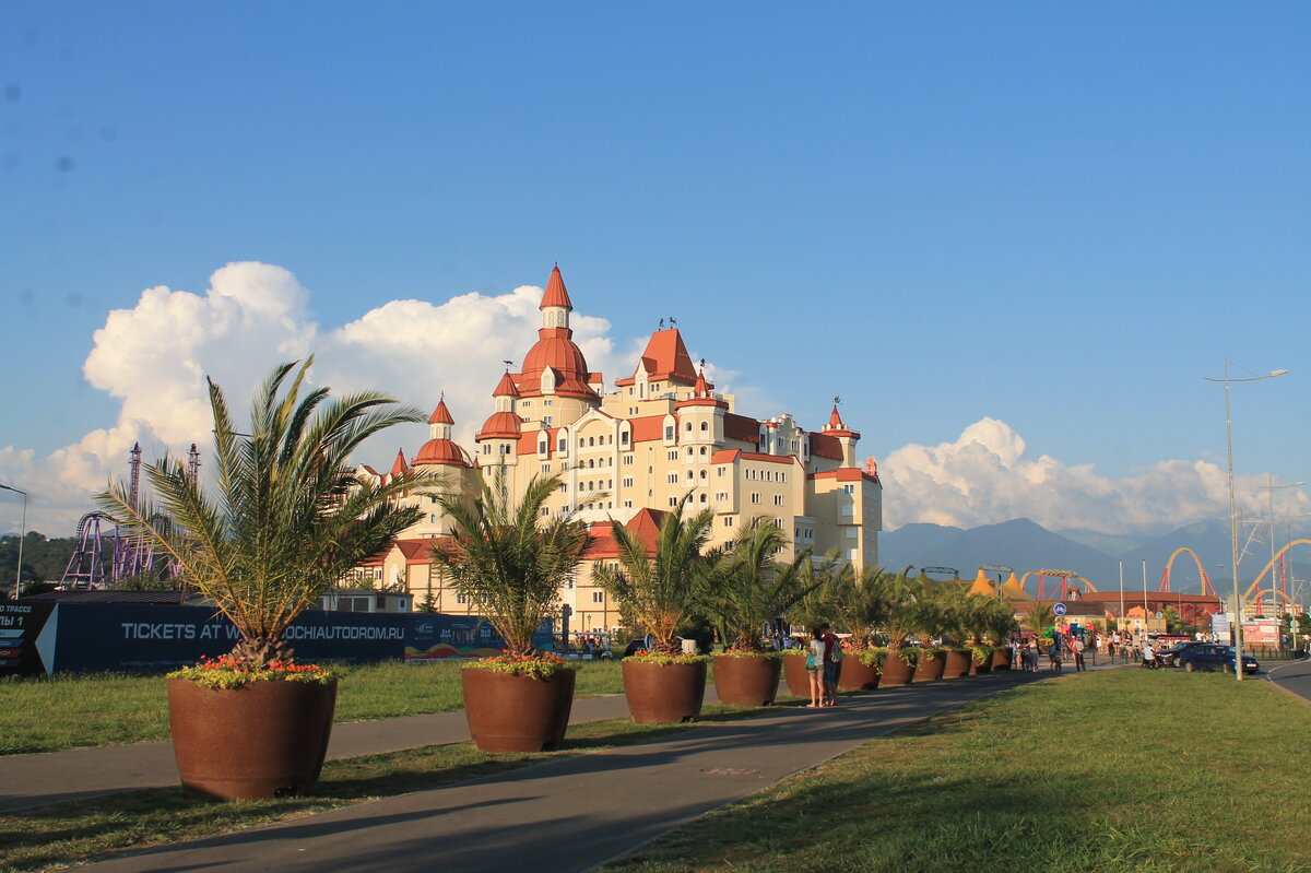 Отель Богатырь в Олимпийском парке (адлерский район) на фоне гор республики Абхазии.