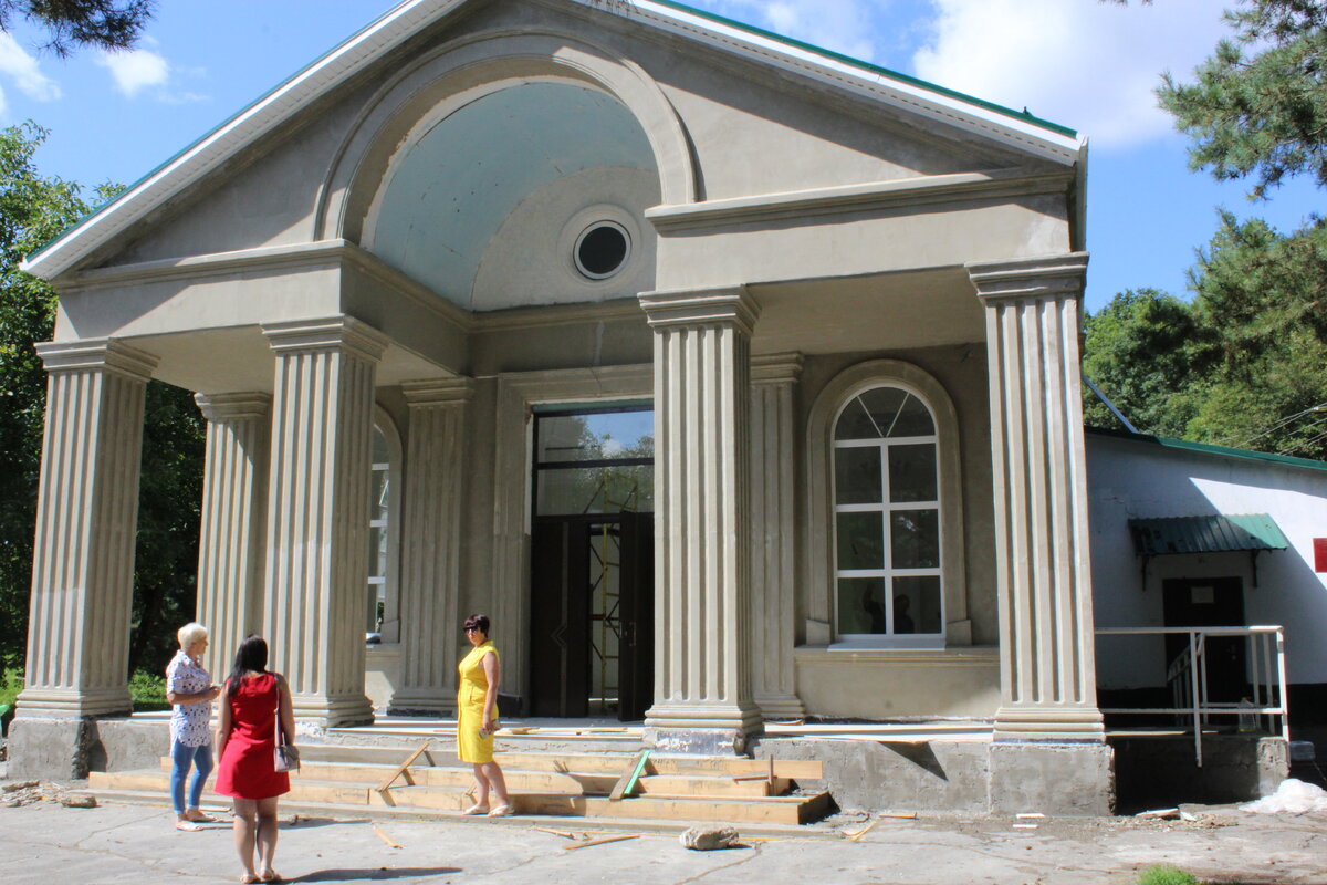 2019 год. Капитальный ремонт клуба в поселке Синегорск (Краснодарский край) близится к завершению. 