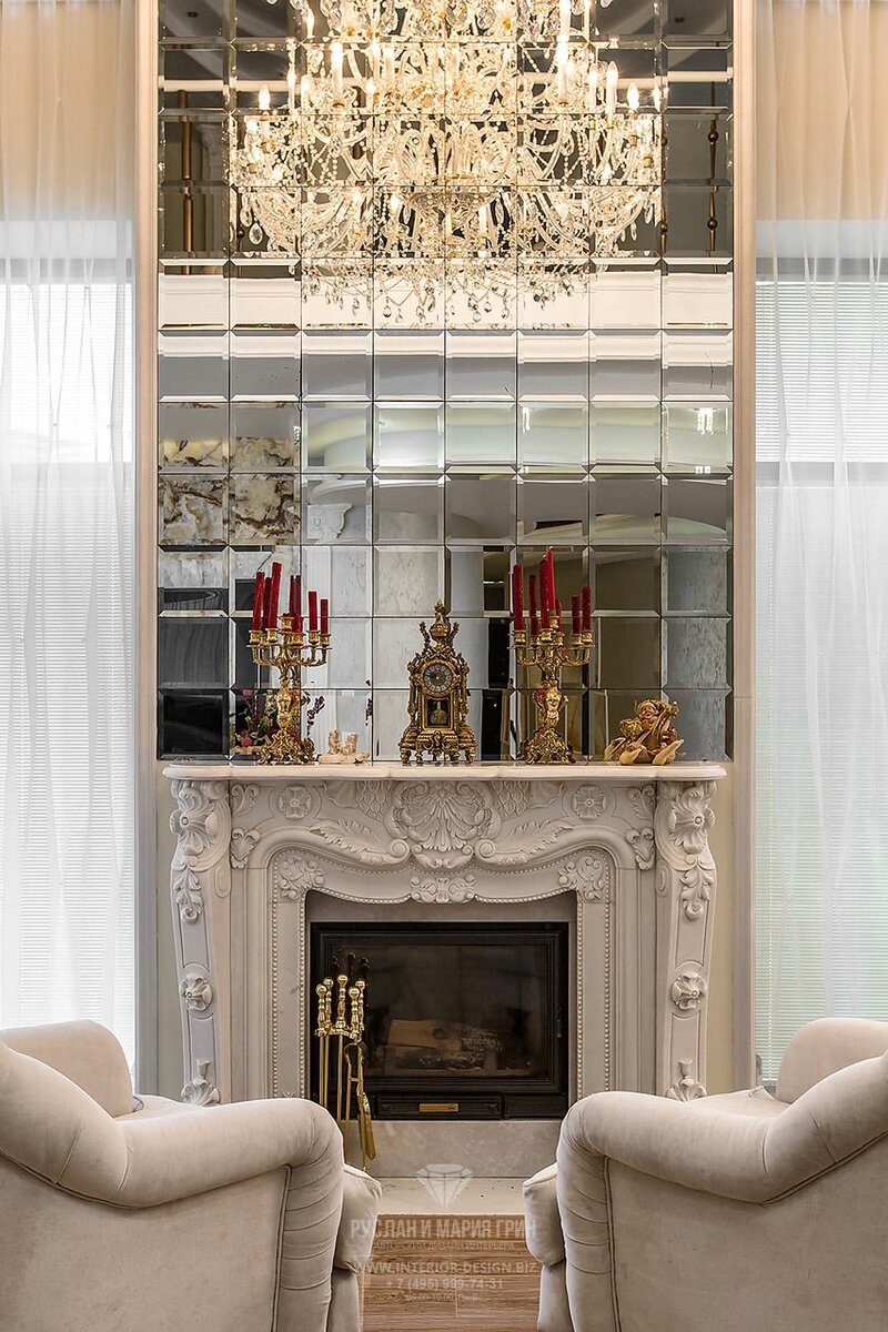 На фото: Роскошная люстра в гостиной загородного дома