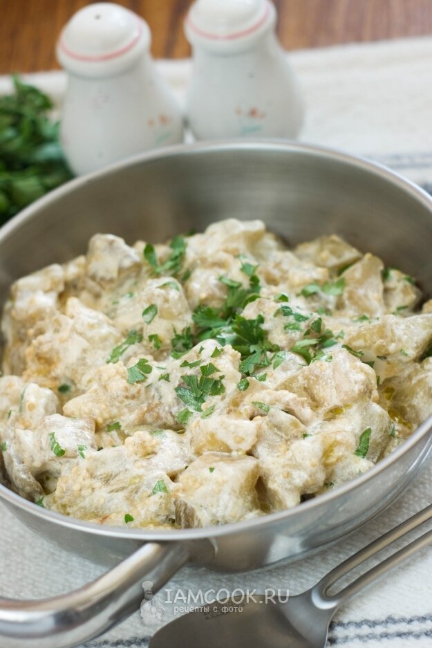 Баклажаны, тушеные со сметаной и чесноком