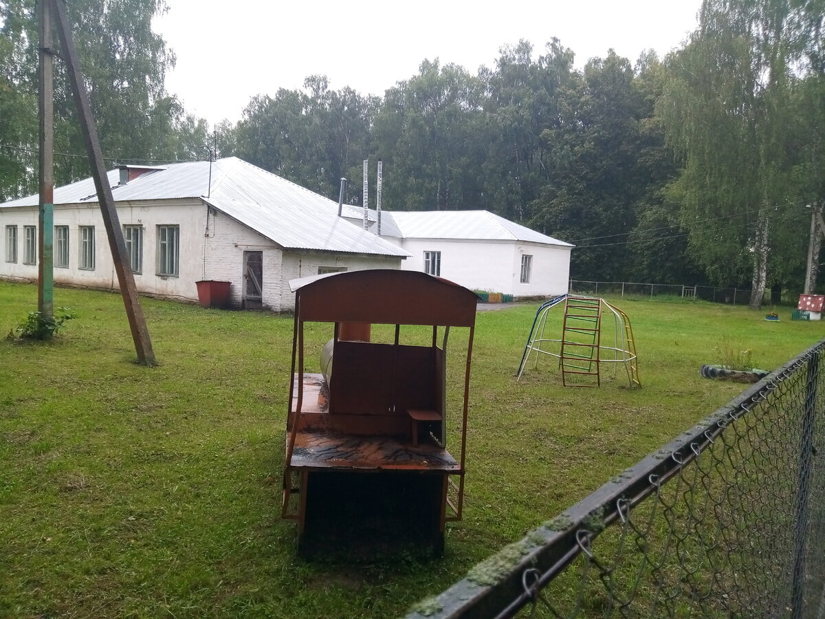 Школа в бывшем имении поэта Плещеева на Смолденщине (мое фото)