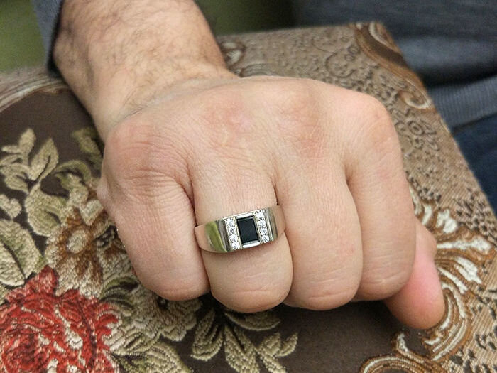 Не помню случая, когда у русского мужчины это смотрелось бы уместно