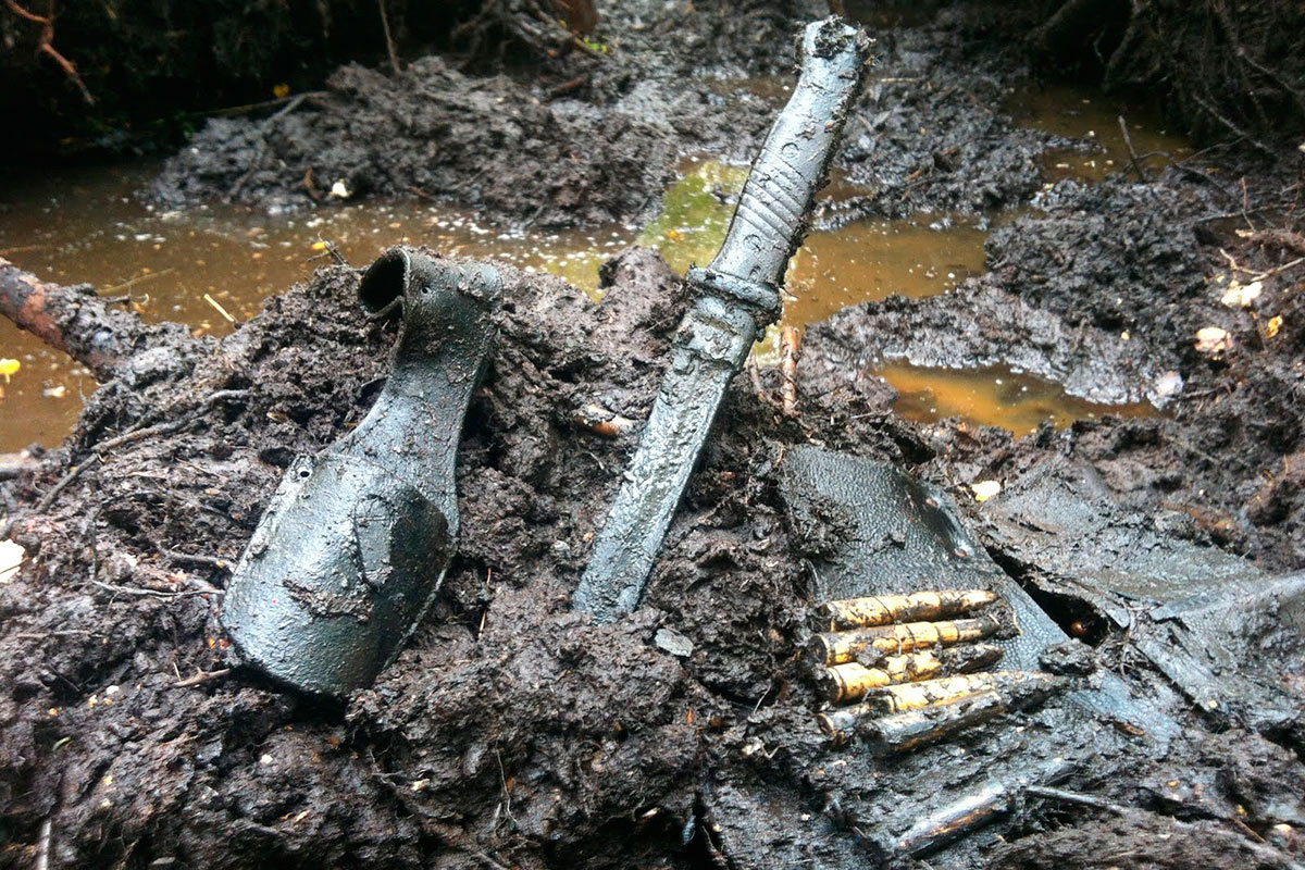 Военные находки. Чёрные копатели находки ВОВ. Черные копатели Великой Отечественной войны. Чёрные копатели находки ВОВ оружие. Находки копателей по войне.