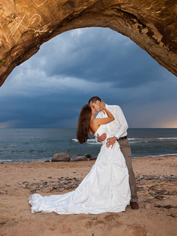 https://s1.1zoom.me/b4956/625/Love_Coast_Two_Wedding_Groom_Bride_Hug_Kiss_Dress_540605_600x800.jpg